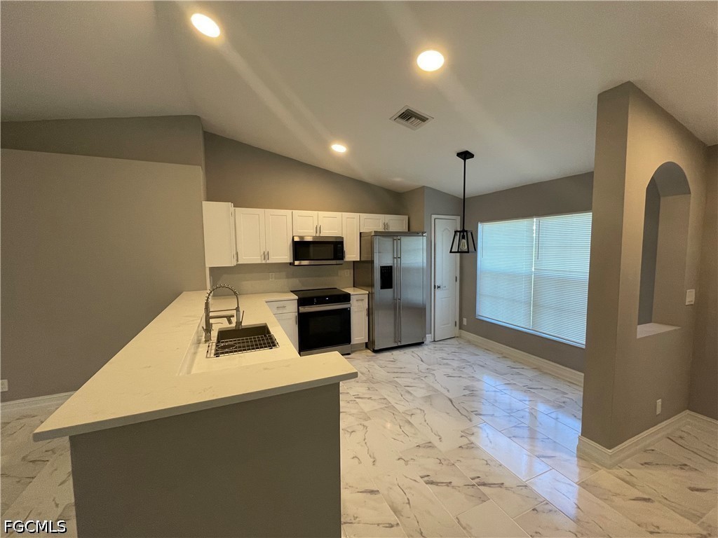 3 Bed SingleFamilyResidence for Sale in Cape Coral, photo 3
