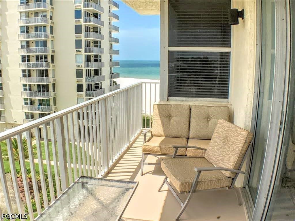 1 Bed Waterfront Home for Sale in Fort Myers Beach, photo 3