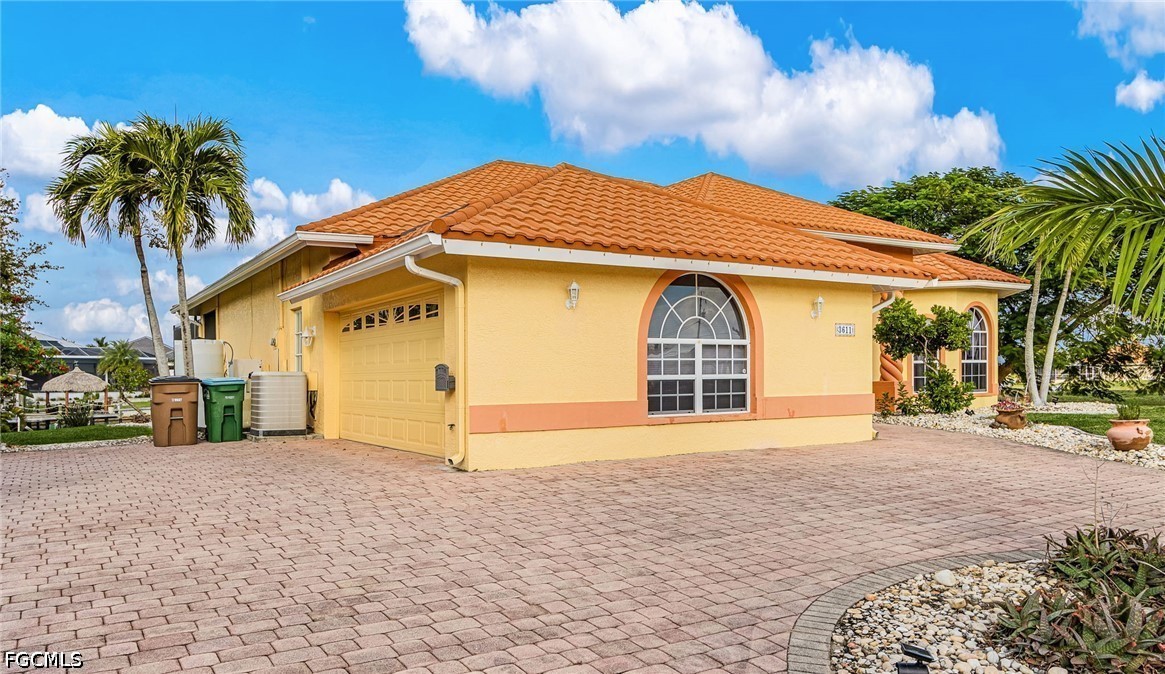 3 Bed Pool Home for Sale in Cape Coral, photo 3