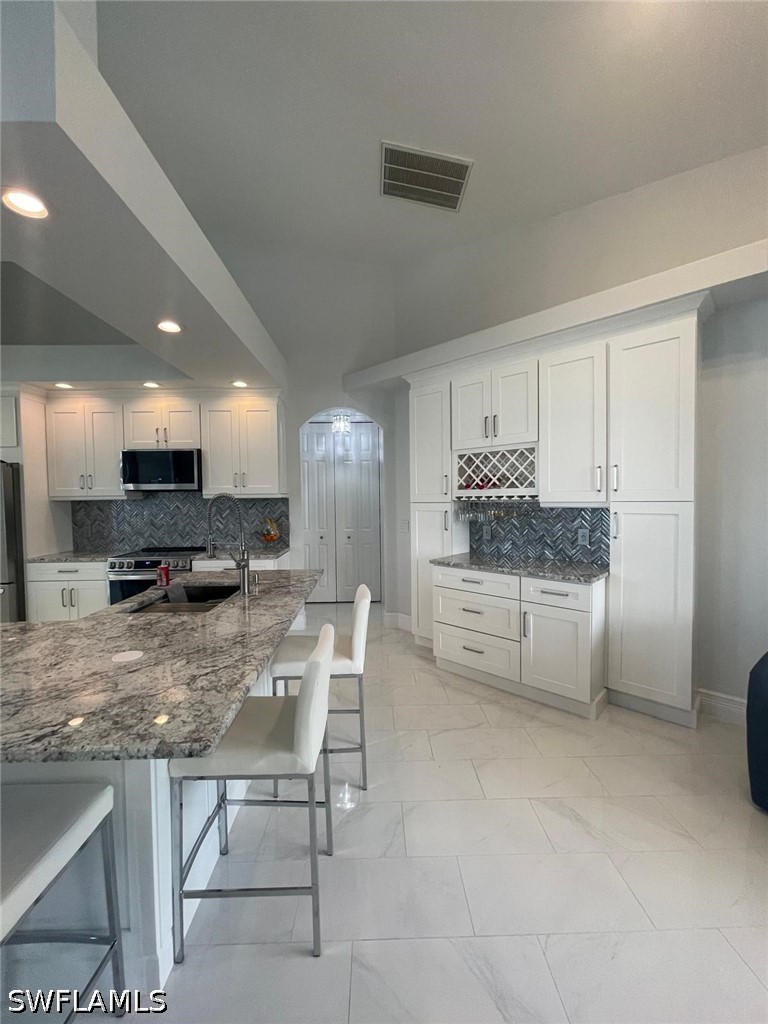 3 Bed SingleFamilyResidence for Sale in Fort Myers, photo 3