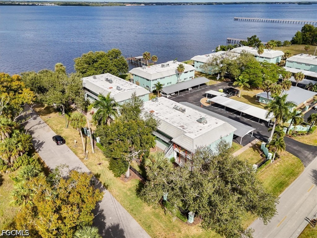 1 Bed Waterfront Home for Sale in Fort Myers, photo 3