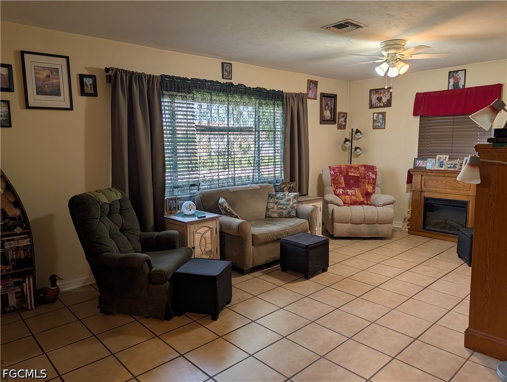 2 Bed SingleFamilyResidence for Sale in Cape Coral, photo 3