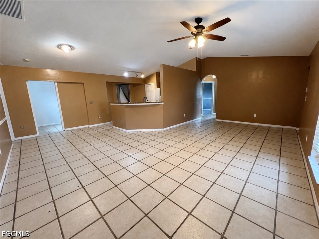 3 Bed SingleFamilyResidence for Sale in Lehigh Estates, photo 3