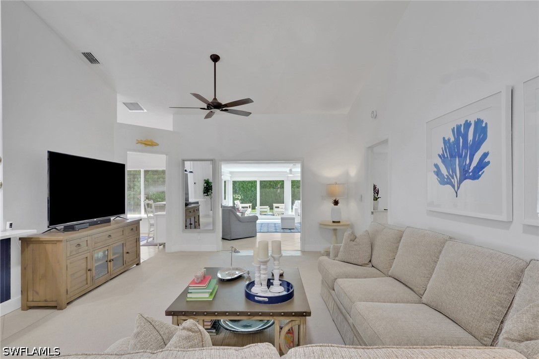 2 Bed SingleFamilyResidence for Sale in Naples, photo 3