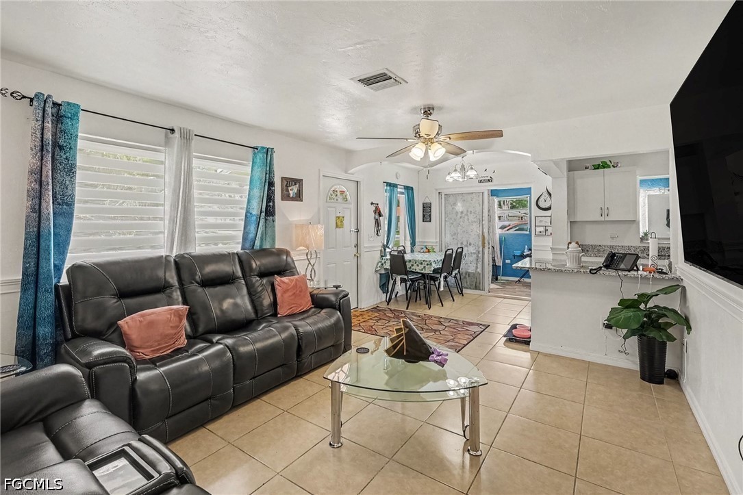 3 Bed SingleFamilyResidence for Sale in Fort Myers, photo 3