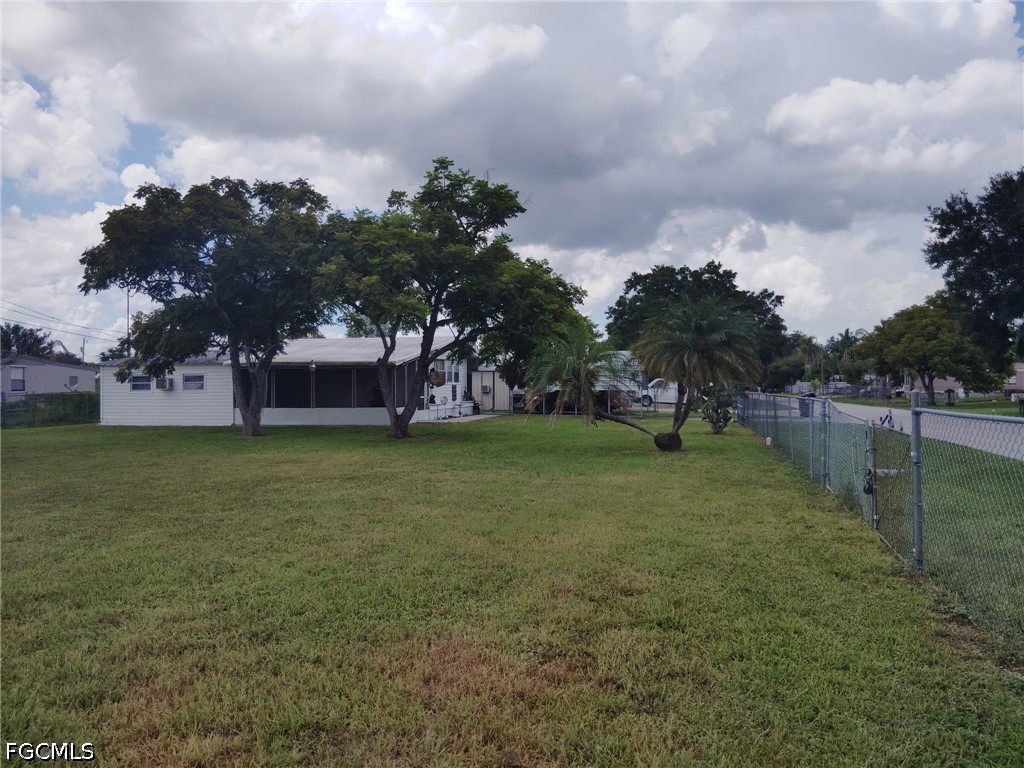 2 Bed Pool Home for Sale in Moore Haven, photo 3