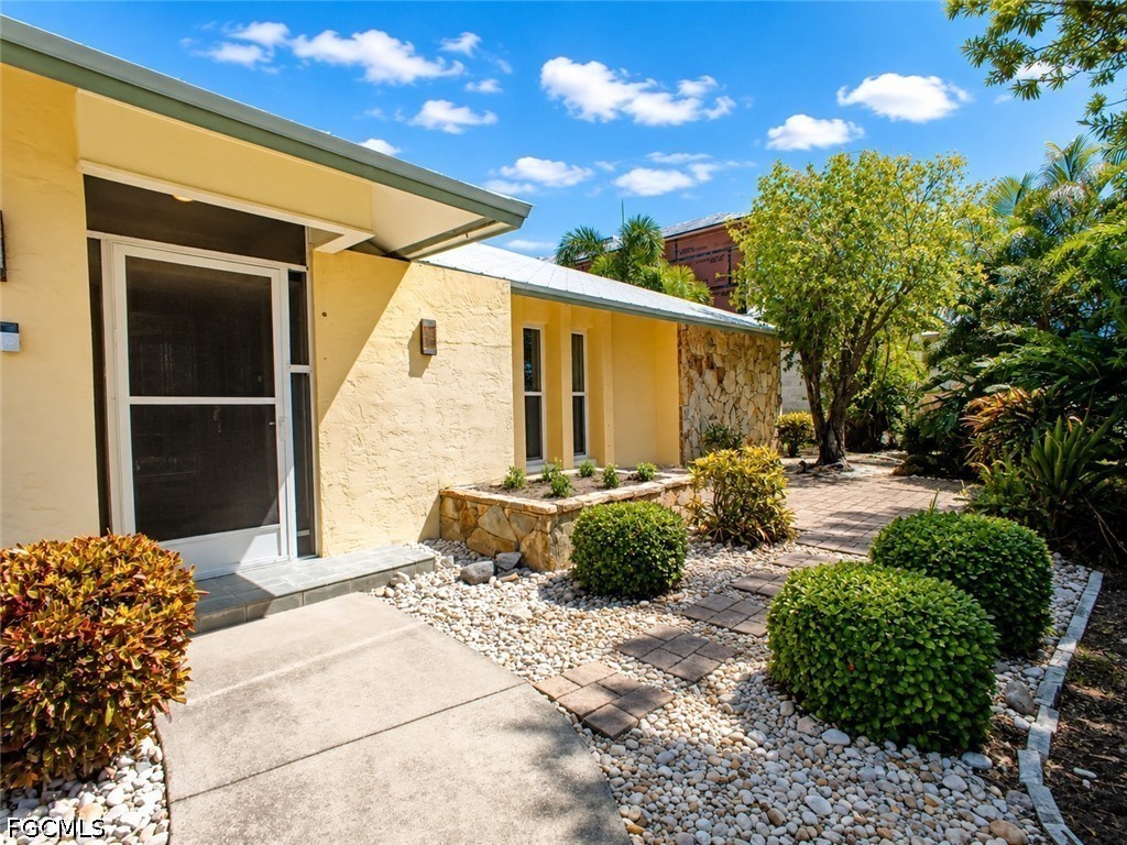 3 Bed Pool Home for Sale in Cape Coral, photo 3