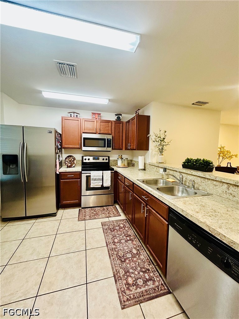 3 Bed SingleFamilyResidence for Sale in Shadow Lakes, photo 3