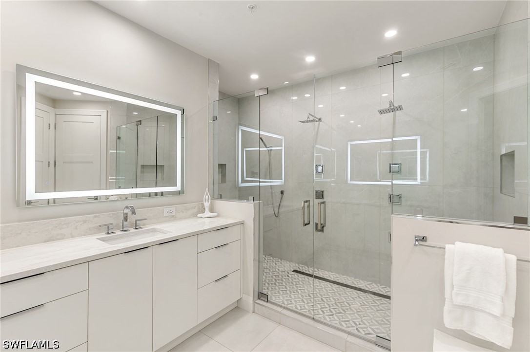 3 Bed Condominium for Sale in Colonade, photo 21