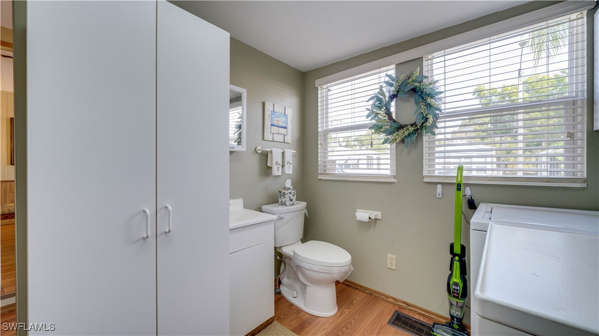 1 Bed Waterfront Home for Sale in North Fort Myers, photo 23