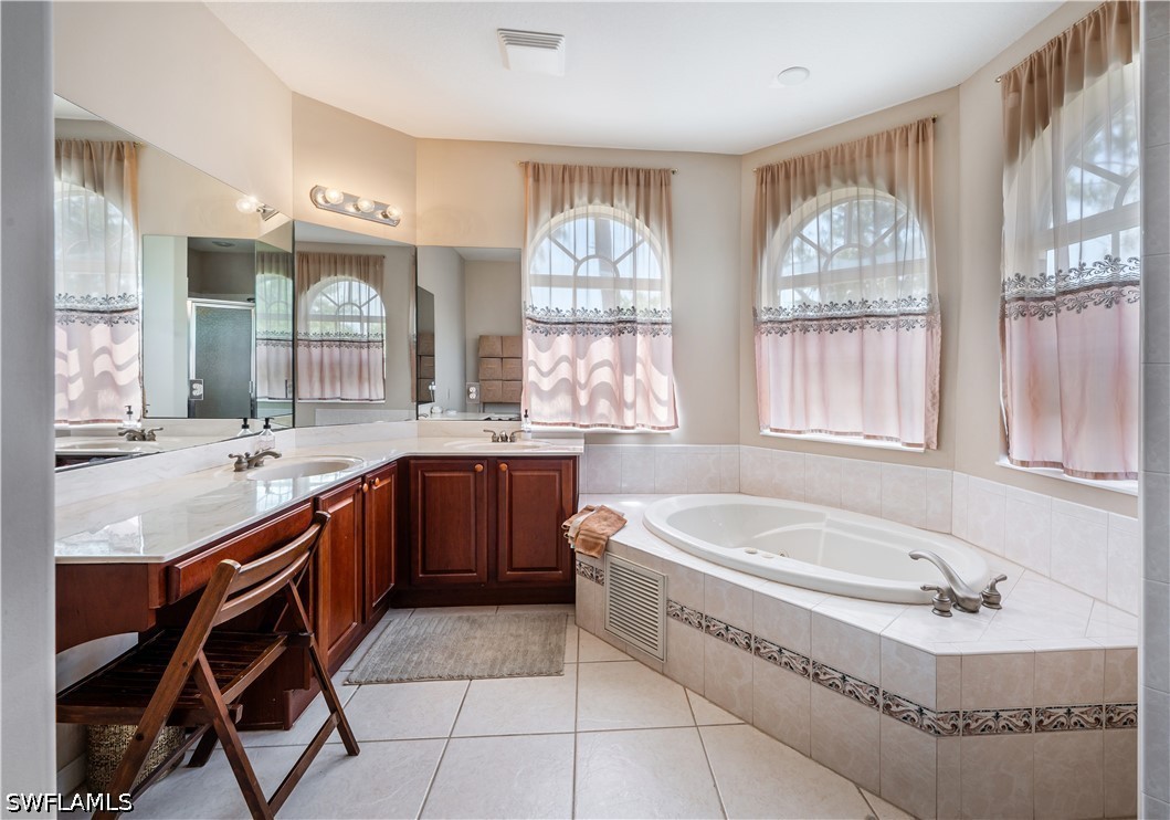 5 Bed SingleFamilyResidence for Sale in Naples, photo 24