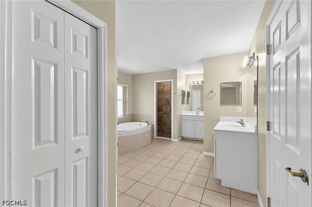 3 Bed SingleFamilyResidence for Sale in Cape Coral, photo 26