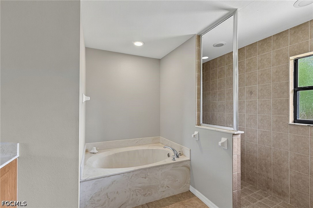 4 Bed SingleFamilyResidence for Sale in Lehigh Acres, photo 27