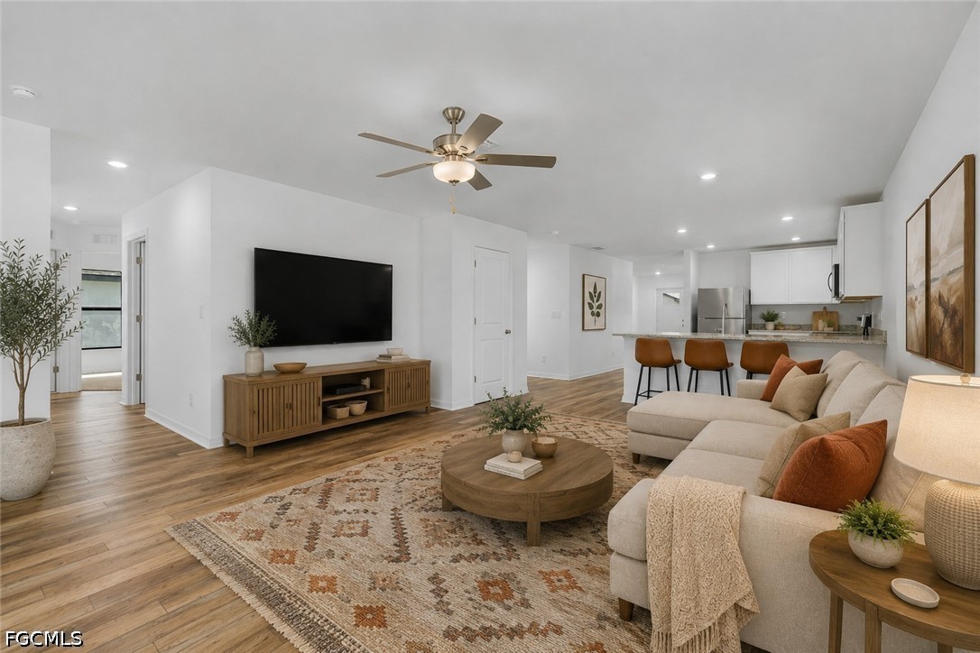 4 Bed SingleFamilyResidence for Sale in Mirror Lakes, photo 29