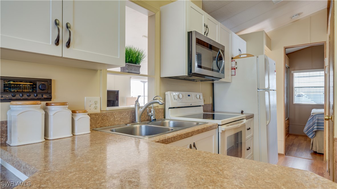 1 Bed Waterfront Home for Sale in North Fort Myers, photo 4