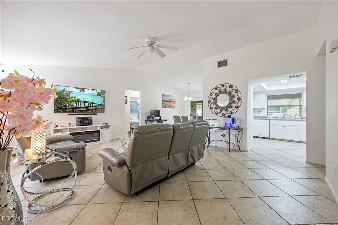 3 Bed SingleFamilyResidence for Sale in Cape Coral, photo 4