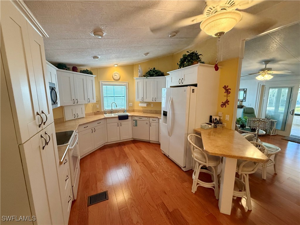 2 Bed ManufacturedHome for Sale in Naples, photo 4