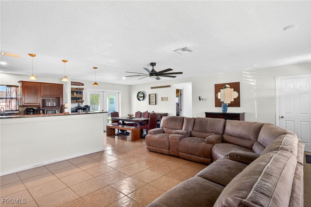 3 Bed SingleFamilyResidence for Sale in Lehigh Acres, photo 4