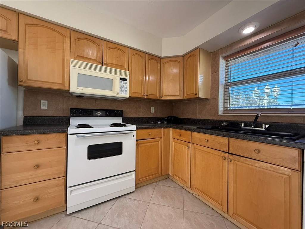 3 Bed SingleFamilyResidence for Sale in Cape Coral, photo 4