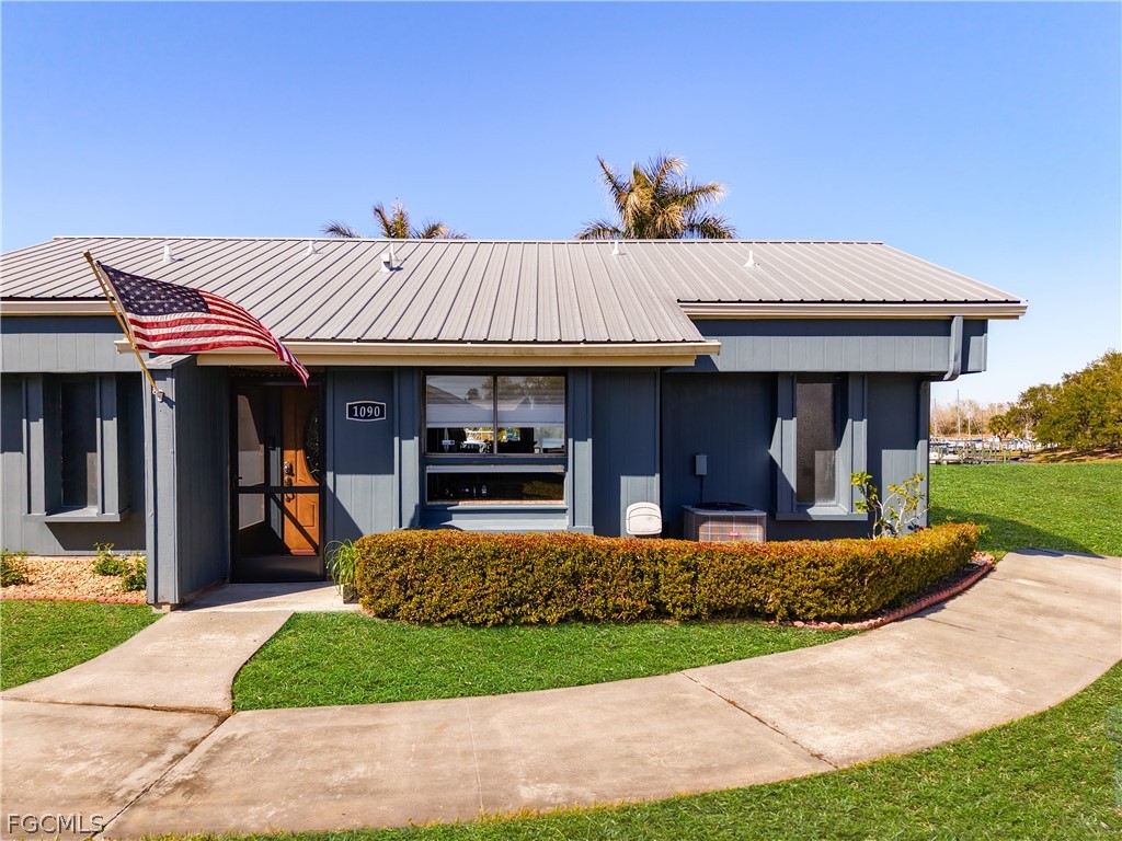 2 Bed Waterfront Home for Sale in Labelle, photo 4