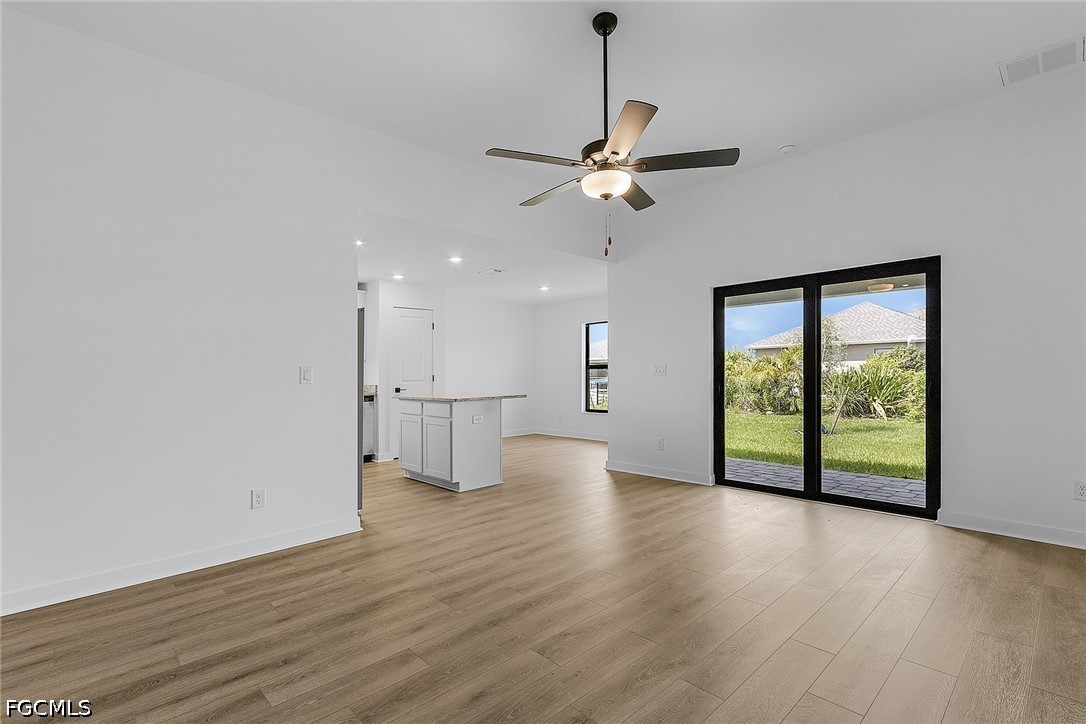 3 Bed SingleFamilyResidence for Sale in Mirror Lakes, photo 4