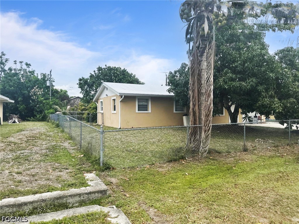 3 Bed SingleFamilyResidence for Sale in Fort Myers, photo 4