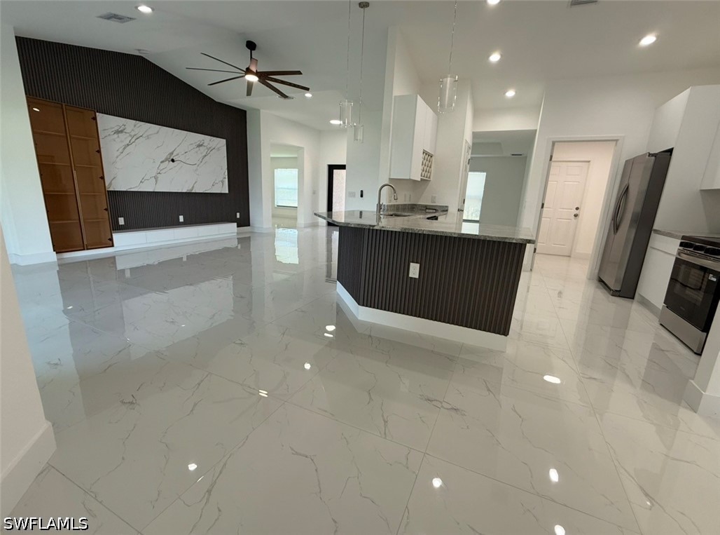 4 Bed SingleFamilyResidence for Sale in Lehigh Park, photo 4