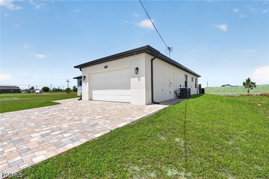 3 Bed Waterfront Home for Sale in Cape Coral, photo 4