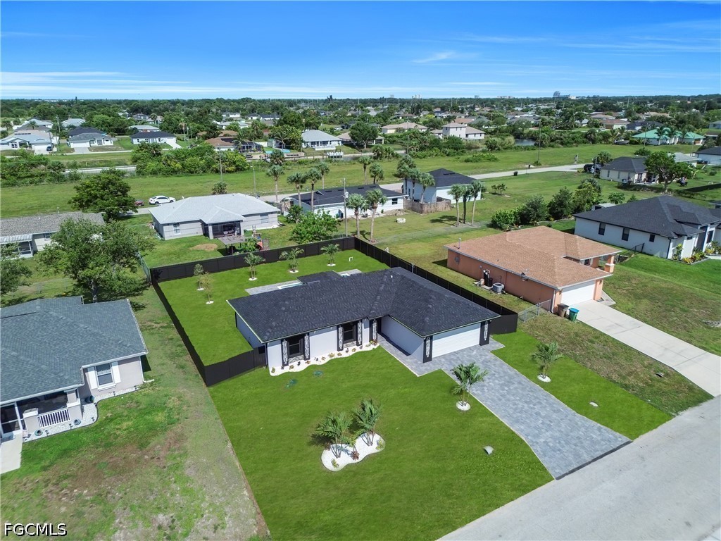 3 Bed Pool Home for Sale in Cape Coral, photo 4