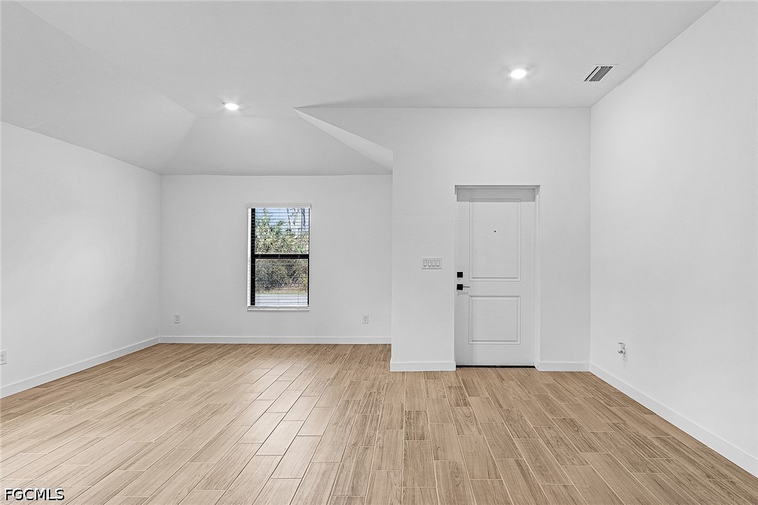 4 Bed SingleFamilyResidence for Sale in Mirror Lakes, photo 4