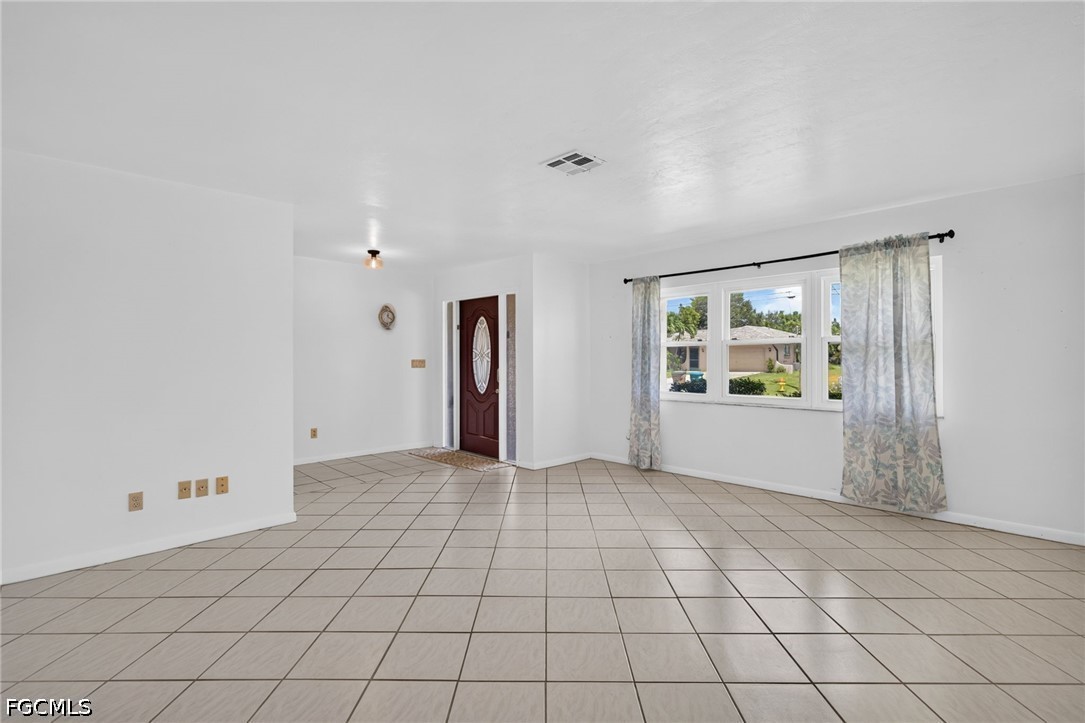 3 Bed Pool Home for Sale in Cape Coral, photo 4