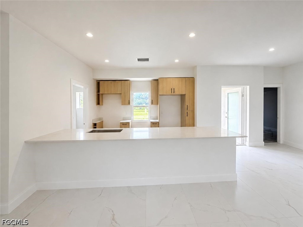 3 Bed SingleFamilyResidence for Sale in Cape Coral, photo 4