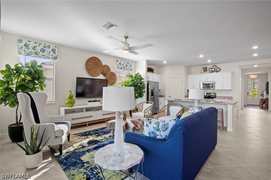 3 Bed Pool Home for Sale in Country Club, photo 4