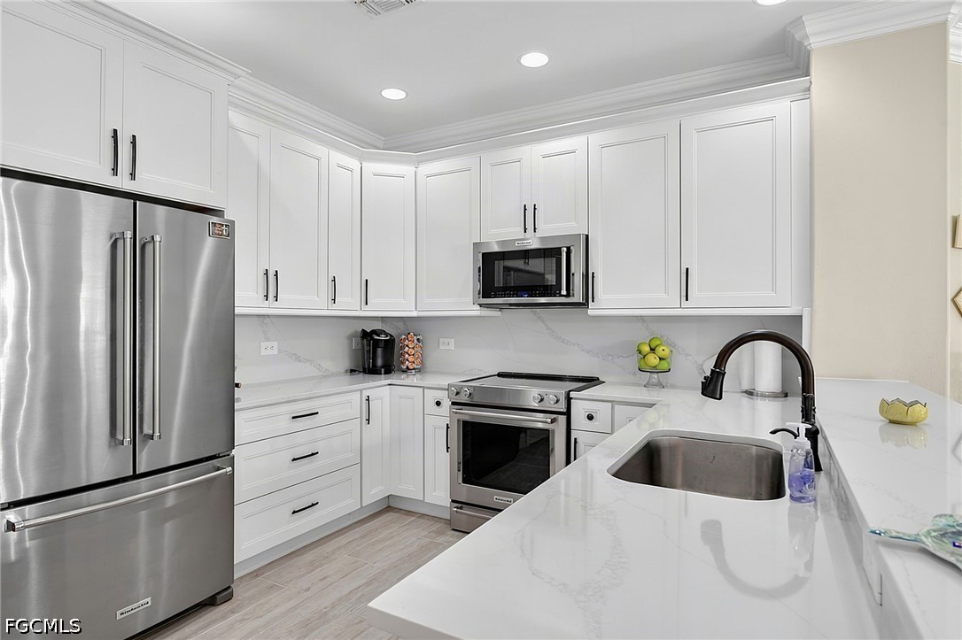 3 Bed Waterfront Home for Sale in Fort Myers, photo 4