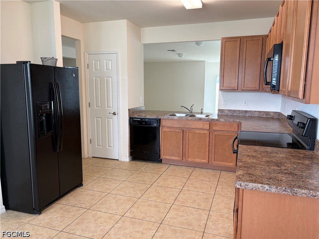 3 Bed SingleFamilyResidence for Sale in Cape Coral, photo 4