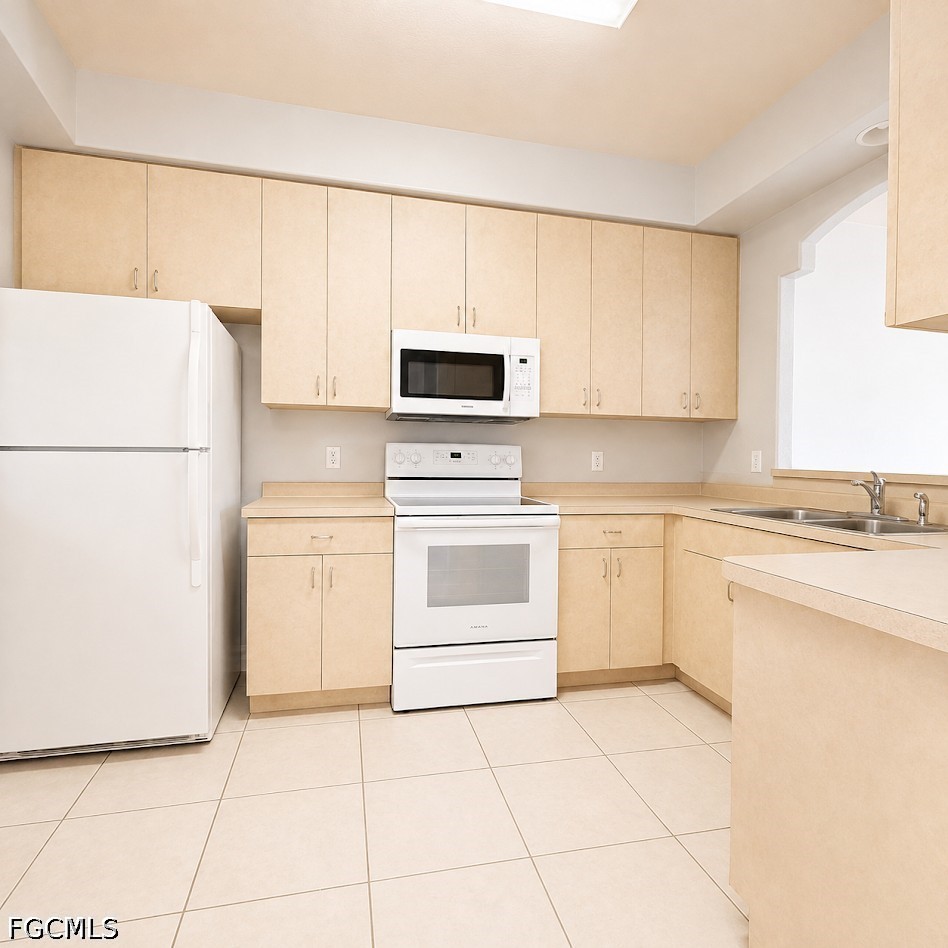 2 Bed Condominium for Sale in Cape Coral, photo 4