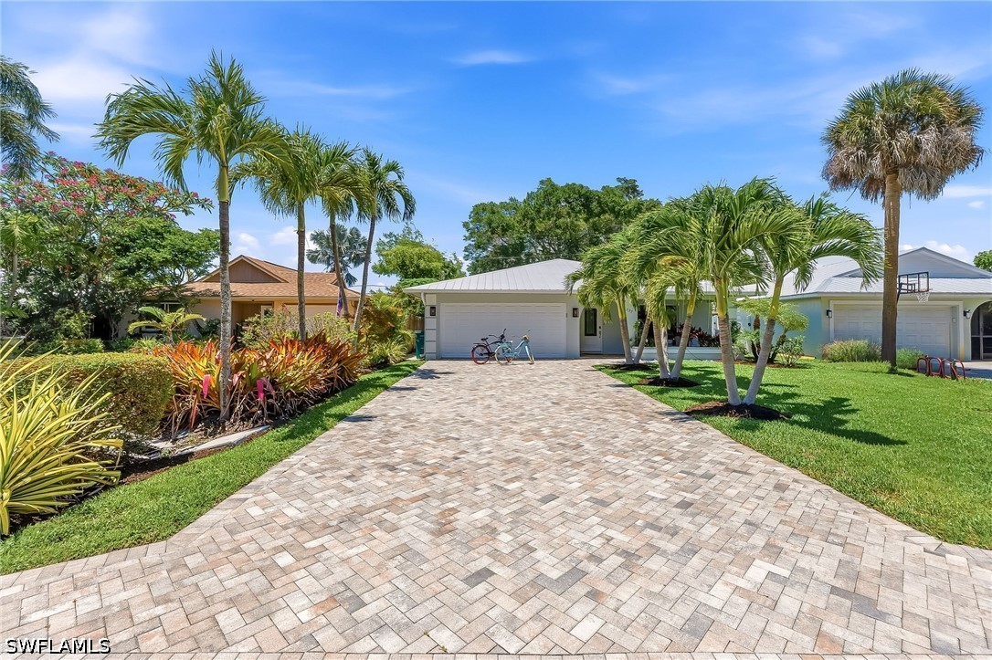 3 Bed Pool Home for Sale in Naples Park, photo 4