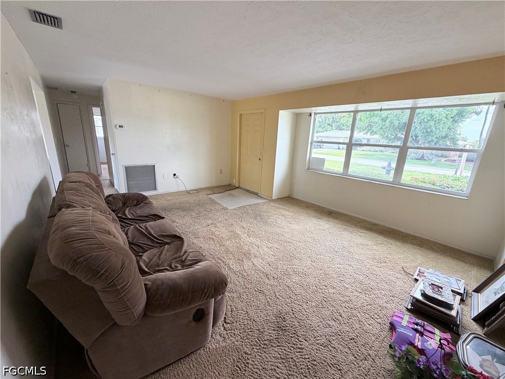 4 Bed SingleFamilyResidence for Sale in Fort Myers, photo 4