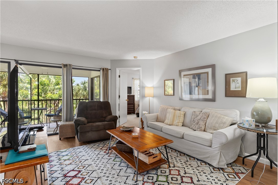 2 Bed Waterfront Home for Sale in Fort Myers, photo 4