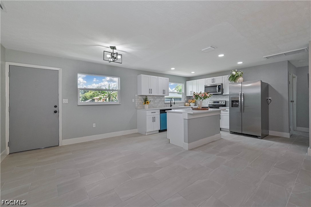3 Bed SingleFamilyResidence for Sale in Fort Myers, photo 4