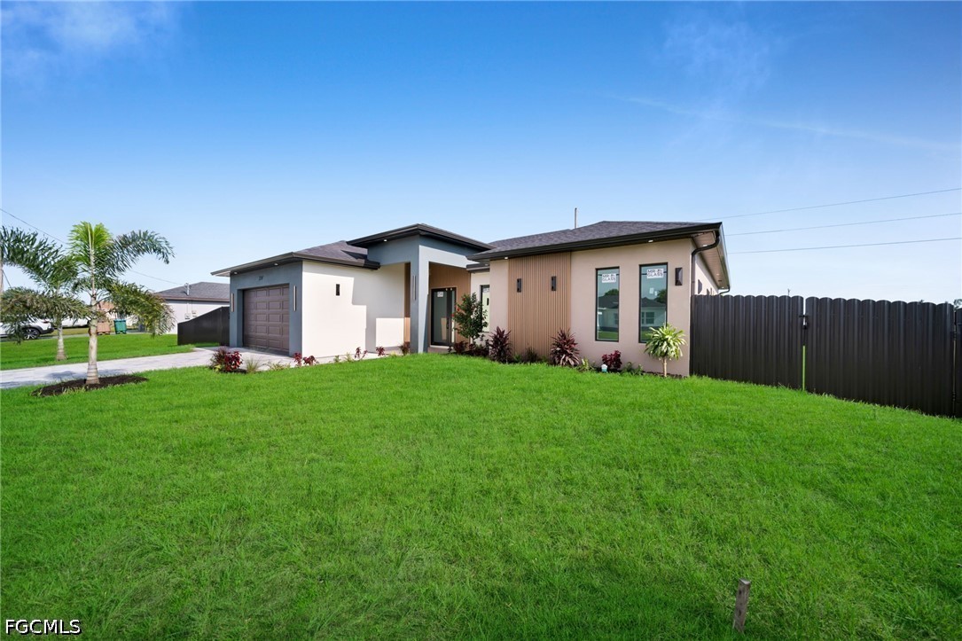 3 Bed Pool Home for Sale in Cape Coral, photo 4
