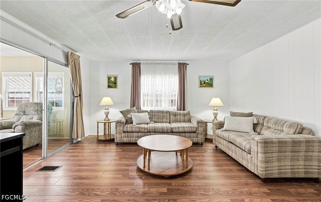 3 Bed ManufacturedHome for Sale in Carriage Village, photo 4