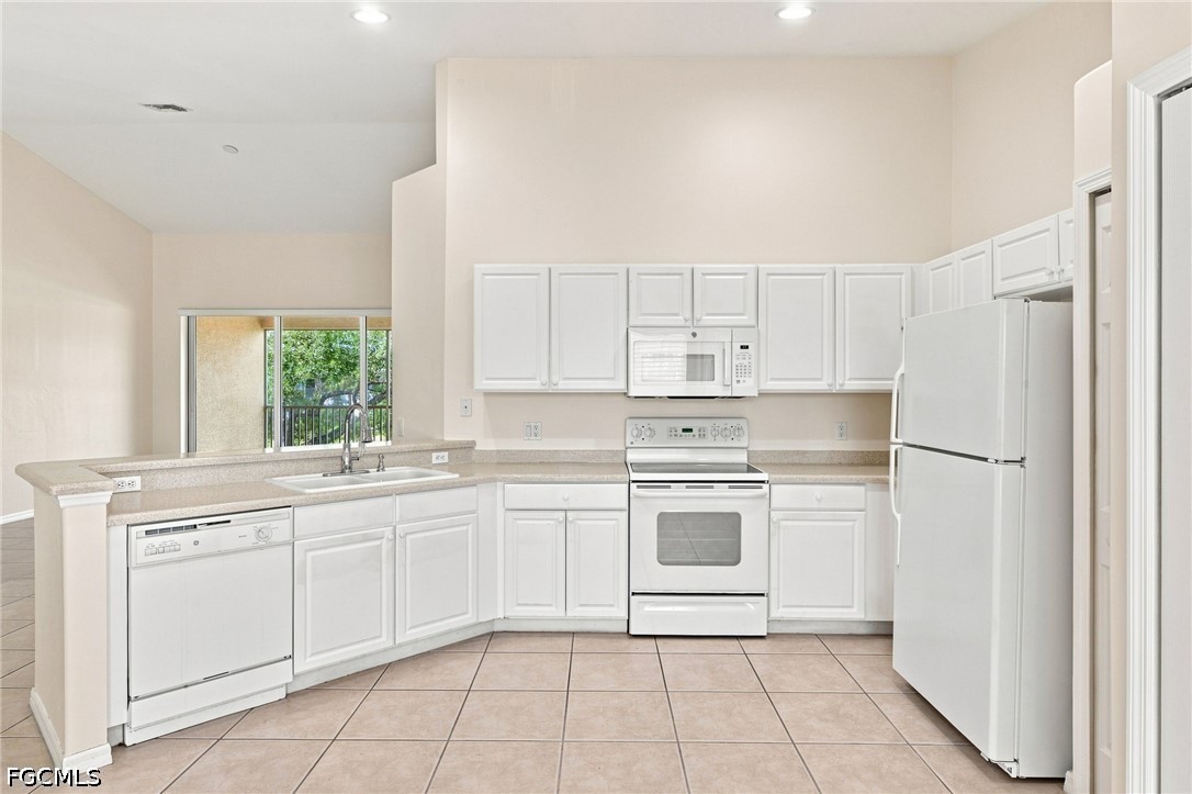 2 Bed Waterfront Home for Sale in Fort Myers, photo 4