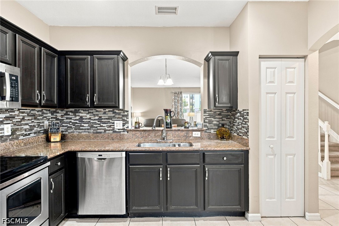 3 Bed SingleFamilyResidence for Sale in Fort Myers, photo 4