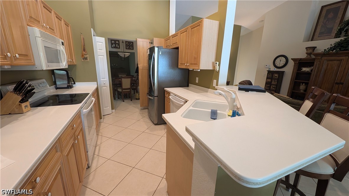 3 Bed Waterfront Home for Sale in Carlton Lakes, photo 4