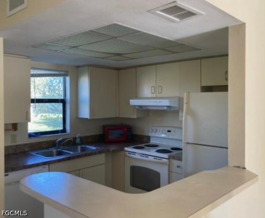 2 Bed Pool Home for Sale in Cape Coral, photo 4