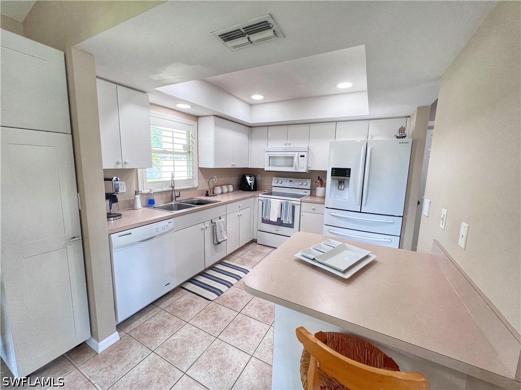 3 Bed SingleFamilyResidence for Sale in Cape Coral, photo 4