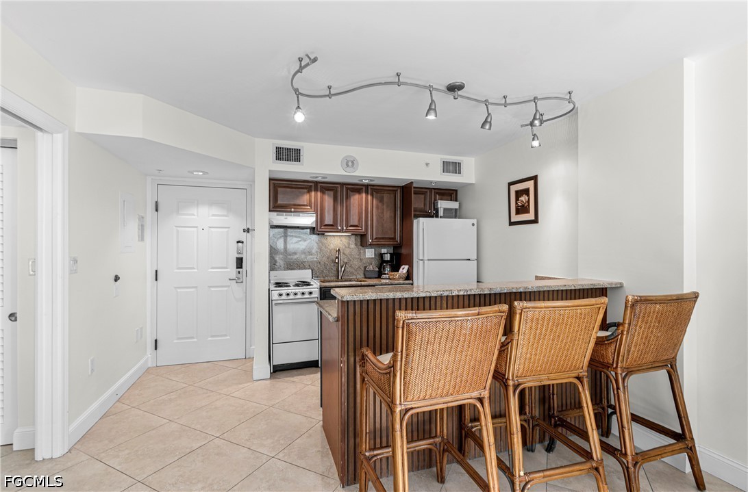 1 Bed Waterfront Home for Sale in Bonita Springs, photo 4