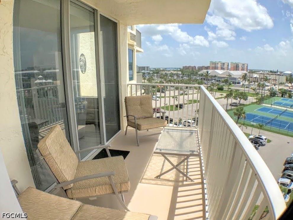 1 Bed Waterfront Home for Sale in Fort Myers Beach, photo 4