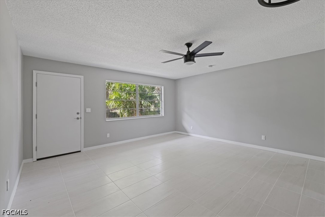 1 Bed Waterfront Home for Sale in Fort Myers, photo 4